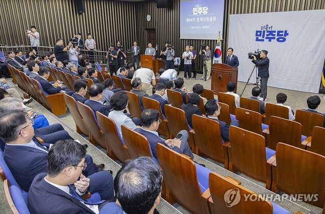 정책 의총에서 인사말 하는 정청래 대표