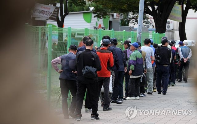 무료 급식소 긴 줄