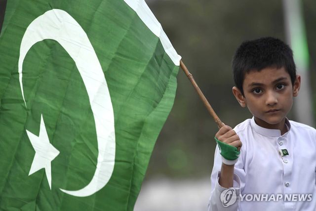 국기 흔드는 파키스탄 소년(기사와 직접적 관련 없음)