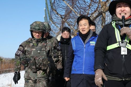 정동영 장관 "대북 신뢰회복조처로 DMZ 평화의길 재개방"