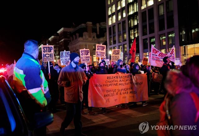 미국 워싱턴 DC에서 트럼프 취임 1주년 항의 시위를 벌이는 미국인들