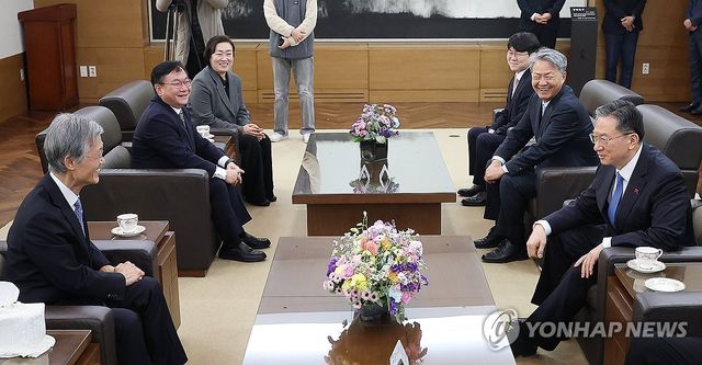 정성호 법무장관과 대화 나누는 조희대 대법원장