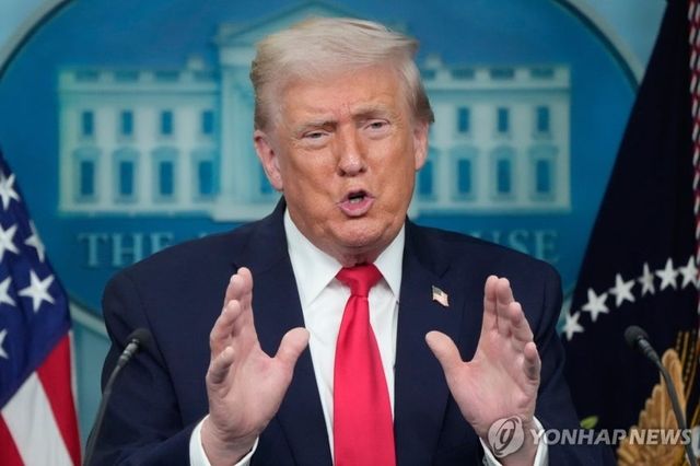 백악관에서 기자회견하는 트럼프 대통령