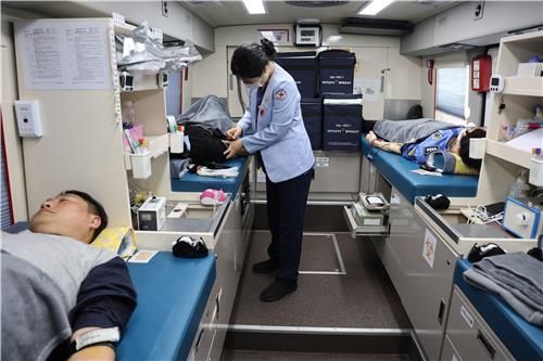 사랑의 헌혈에 참여한 동해해경청 직원들