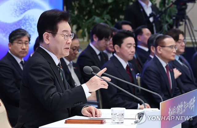 신년기자회견, 답변하는 이재명 대통령