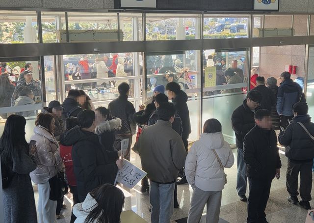 크루즈 승객으로 붐비는 부산항연안여객터미널