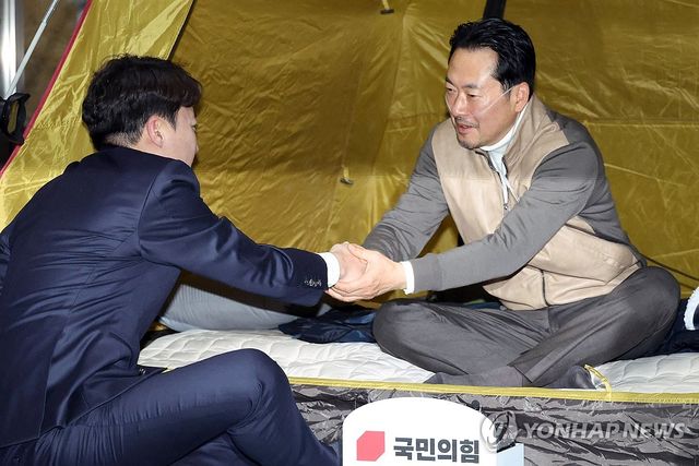 인사하는 장동혁-이준석