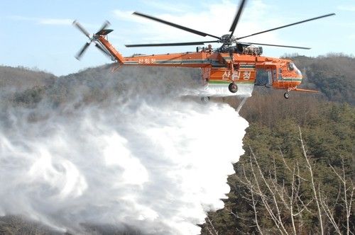 산불 진화 투입되는 대형 헬기