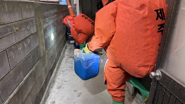 21일 제주시 용담동 황산 누출 현장에서 안전 조치하는 소방대원