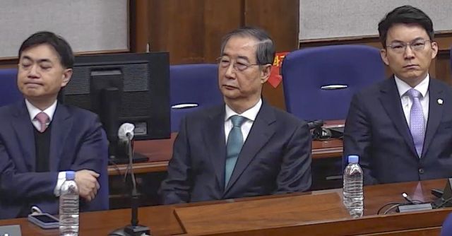 굳은 표정 한덕수 전 총리