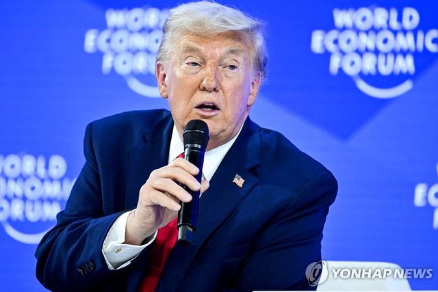 다보스 포럼서 대담하는 트럼프
