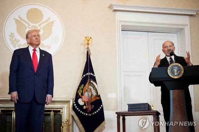 도널드 트럼프 미국 대통령(좌측)과 하워드 러트닉 상무장관(우)