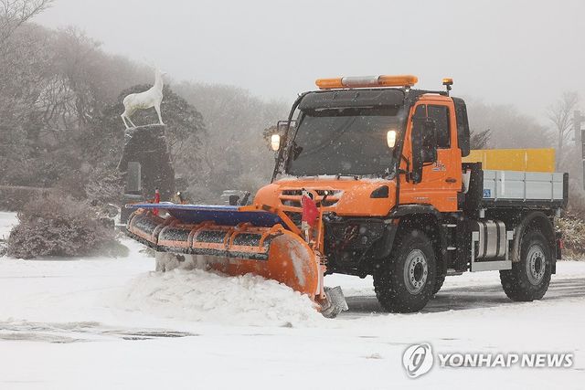 도로 위 눈 치우는 제설차량