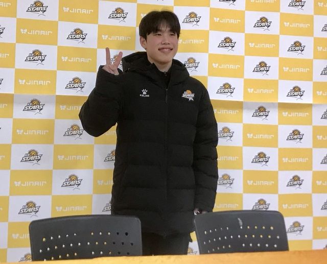 인터뷰 후 V자 들어 보인 KB손해보험의 이학진