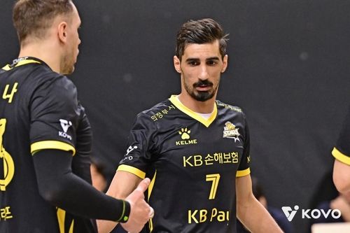 KB손보 아시아 쿼터 선수 모하메드 야쿱(오른쪽)