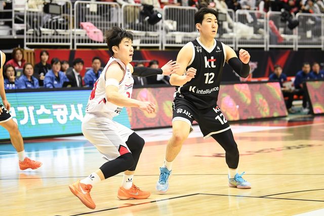 21일 경기에서 만난 문유현(왼쪽)과 형 문정현