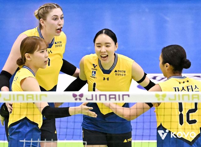 득점 후 기뻐하는 현대건설 선수들