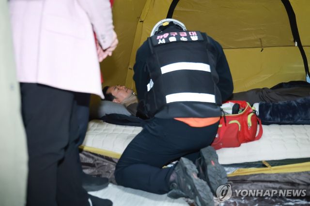 장동혁 대표 바이탈 체크하는 구급대원