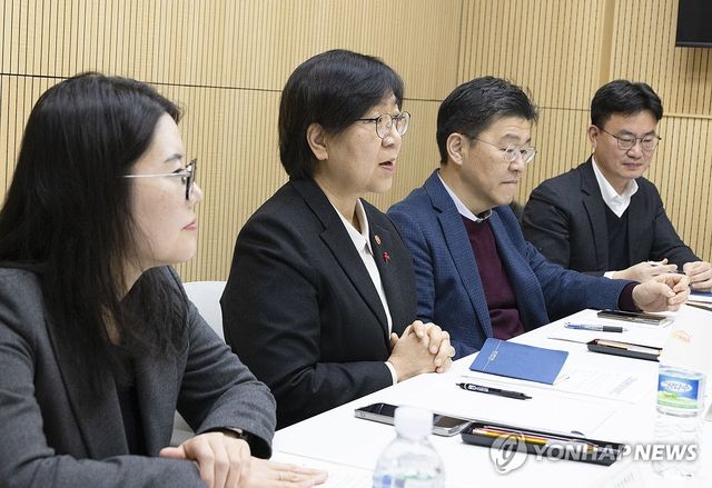 정은경 보건복지부장관, 의료취약지 병원 찾아 애로사항 청취