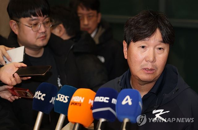 귀국 후 인터뷰하는 류지현 감독