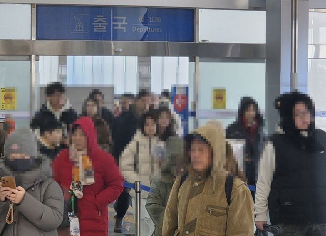 크루즈 승객으로 붐비는 부산항연안여객터미널