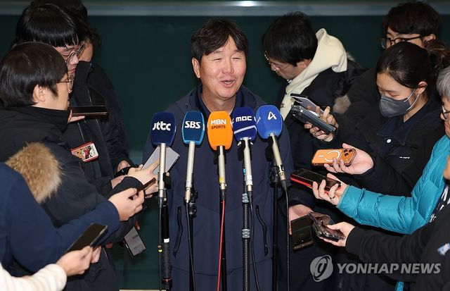 인천공항에서 인터뷰하는 류지현 감독