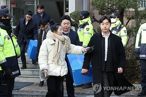 '비위 의혹' 김병기 자택 압수수색 종료 (서울=연합뉴스) 임화영 기자 = 경찰이 14일 공천헌금 수수 등 각종 비위 의혹을 받는 더불어민주당 김병기 의원의 자택인 서울 동작구의 한 아파트에서 압수수색을 마친 뒤 압수품 상자를 들고 나서고 있다. 2026.1.14 hwayoung7@yna.co.kr(끝)
