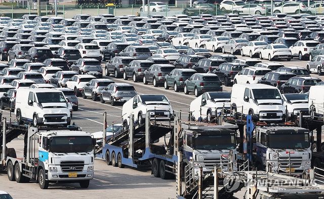 평택항에 세워진 수출용 자동차들