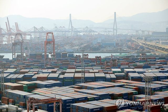 부산항 북항 컨테이너들