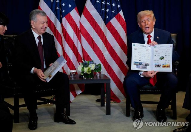 미르지요예프 우즈베크 대통령(왼쪽)과 트럼프 미국 대통령