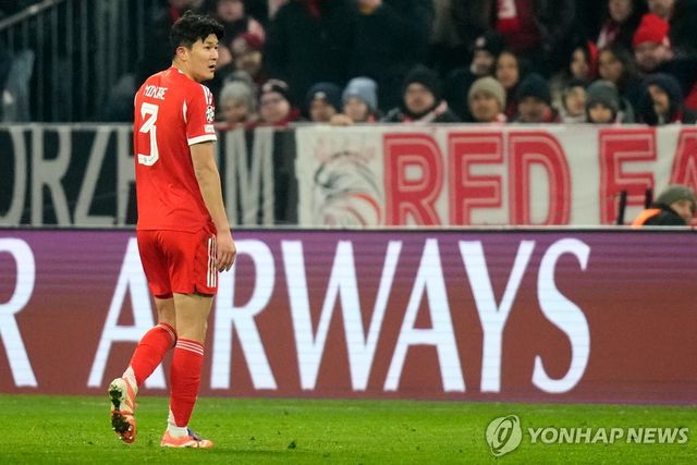 경고 누적으로 그라운드를 떠나는 뮌헨 김민재.