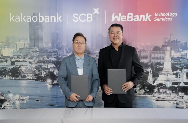 윤호영 카카오뱅크 대표이사(왼쪽)와 아르시드 난다위다야 SCBX 대표이사가 지난 21일 태국 방콕에서 열린 합작투자계약 체결식에서 기념사진을 촬영하고 있다. [카카오뱅크 제공]