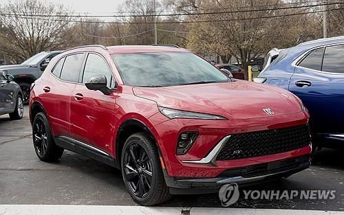 디트로이트 딜러매장에 주차된 뷰익 엔비전 SUV
