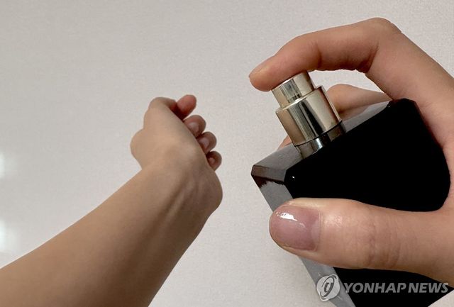 향수 뿌리는 모습 
