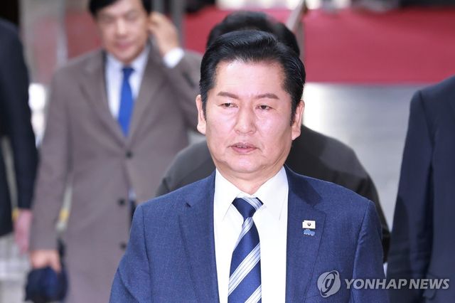 의원총회 참석하는 민주당 정청래 대표