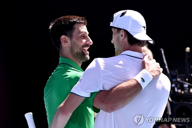 승리 후 상대 선수와 인사하는 조코비치(왼쪽)