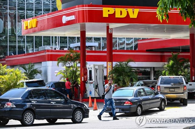 21일(현지시간) 베네수엘라 PDVSA 주유소 앞 차량 대기 행렬