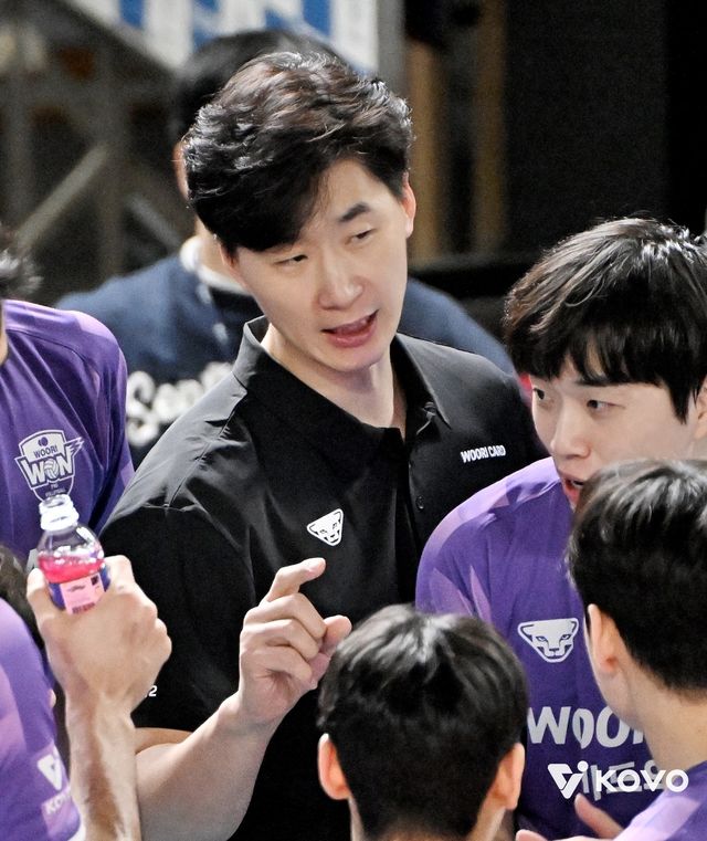 작전을 지시하는 박철우 우리카드 감독 대행