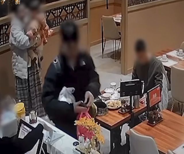 해병 장병의 밥값을 대신 내주는 부부