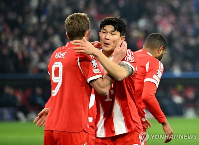 케인의 득점 때 함께 골 세리머니 하는 김민재.