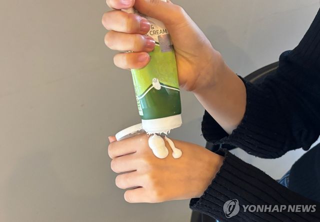 핸드크림을 바르는 모습