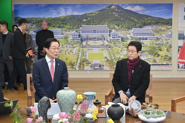 행정통합 논의하는 임종식 경북도교육감(왼쪽)