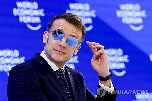안구 문제로 선글라스 쓰고 다보스 포럼 참석한 마크롱 대통령