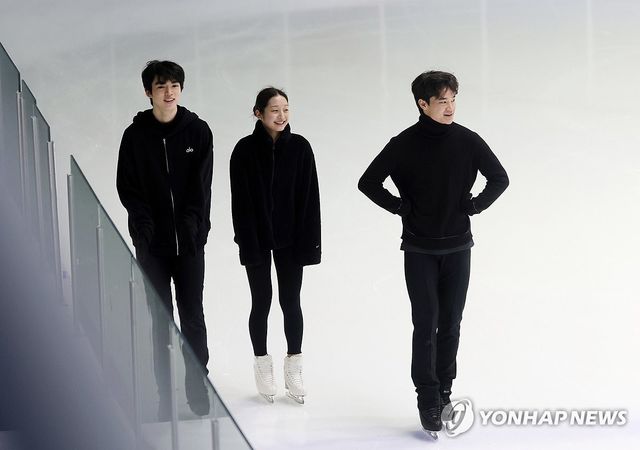 훈련 나선 피겨 선수들