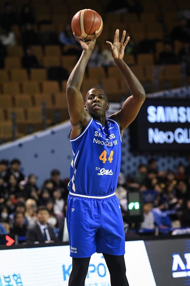 슛하는 앤드류 니콜슨