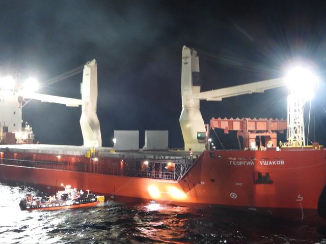 러 화물선 안전관리 중인 해경