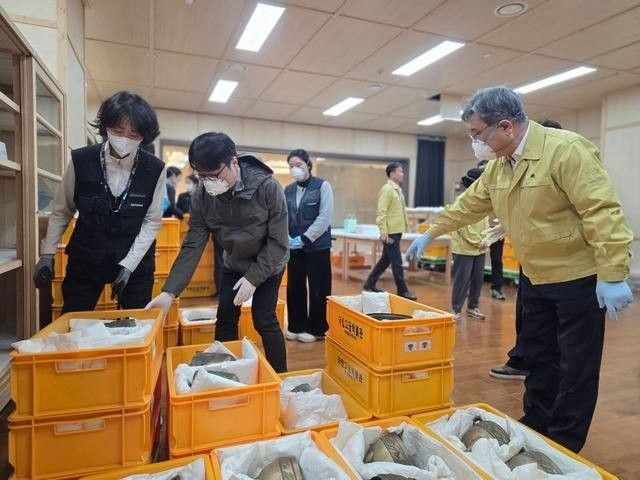 소장품 확인하는 허민 국가유산청장(오른쪽) 