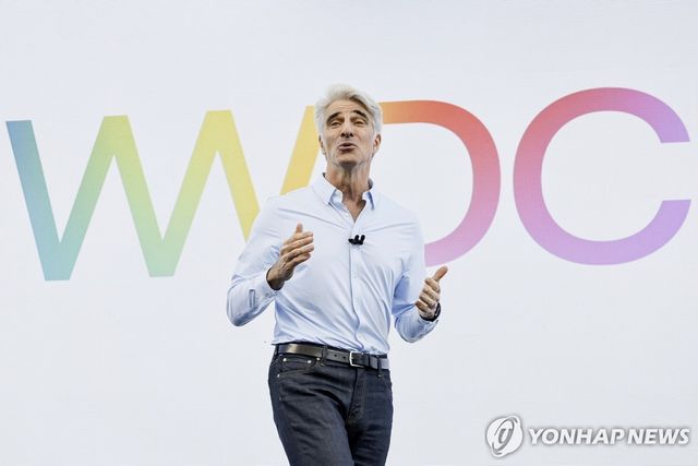 애플 행사에서 발표하는 페더리기