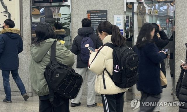 학원 건물에서 기다리는 학생들