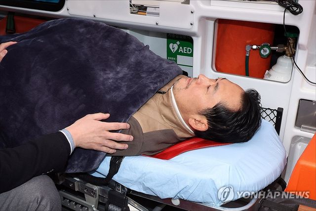 단식 8일 만에 병원으로 이송되는 국민의힘 장동혁 대표